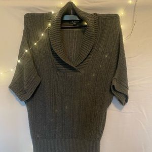 Gray short sleeve sweater.